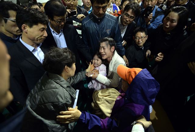 박근혜 대통령이 17일 오후 진도 실내체육관에서 부모님과 함꼐 세월호에 탔다가 혼자 구조된 권지연(5)양을 위로하고 있다. <저작권자ⓒ 공감언론 뉴시스통신사. 무단전재-재배포 금지.>