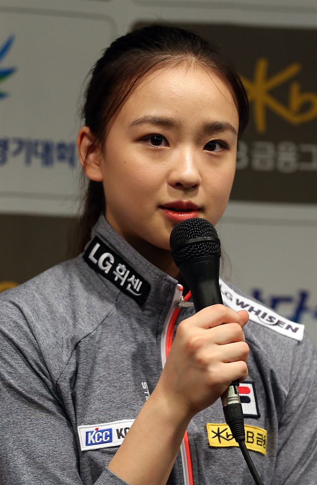 [PYH2014041709900001300] <YONHAP PHOTO-1430> 질문에 답하는 손연재 (인천=연합뉴스) 신준희 기자 = 리듬체조 손연재가 2014 인천국제체조대회를 이틀 앞둔 17일 오후 인천 하버파크호텔에서 열린 미디어데이 행사에서 취재진의 질문에 답하고 있다. 2014.4.17 hama@yna.co.kr/2014-04-17 18:04:59/ <저작권자 ⓒ 1980-2014 ㈜연합뉴스. 무단 전재 재배포 금지.>