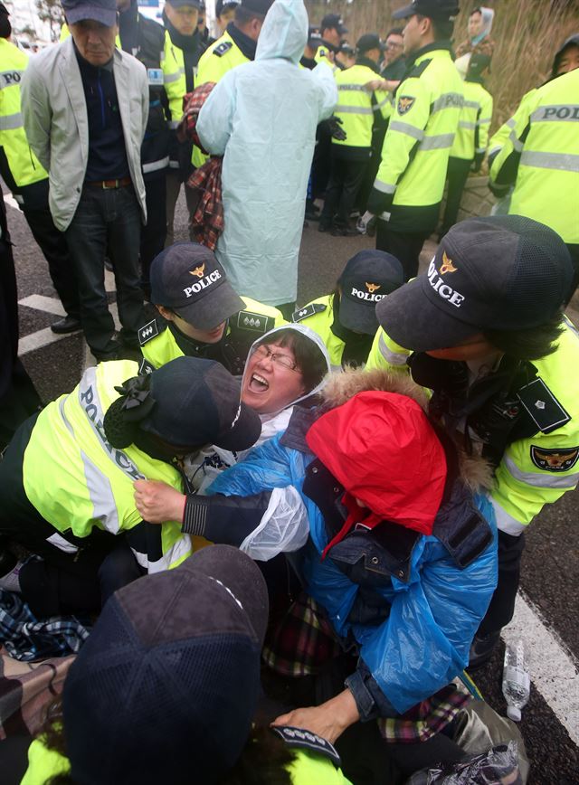 진도 세월호 침몰 참사 실종자들에 대한 구조, 수색 작업에 진척이 없는데 분노한 가족들이 20일 오전 진도 실내체육관을 출발, 청와대 항의 방문에 나섰다가 진도대교 앞에서 경찰에 제지 당하자 울부짖고 있다. 진도=연합뉴스