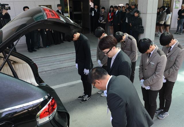 진도 세월호 침몰 참사로 희생된 경기 안산시 단원고 2학년 전모(17)양의 시신이 20일 발인을 마친 뒤 수원시 연화장으로 출발하려 하자 친구들이 마지막 인사를 하고 있다. 안산=왕태석기자 kingwang@hk.co.kr