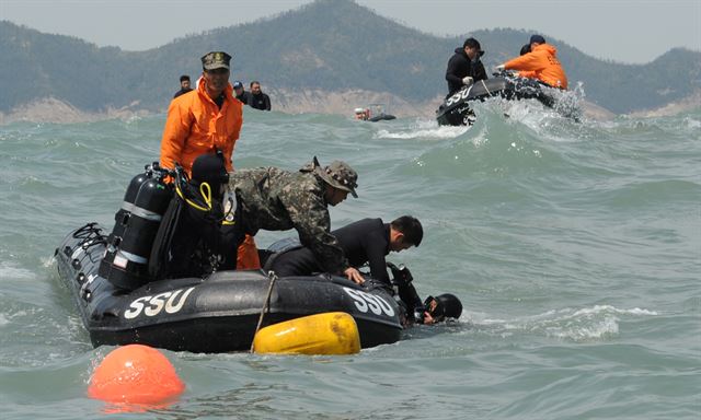 해군 해난구조대(SSU)와 특수전전단(UDT/SEAL) 소속 잠수사들이 20일 파도가 거세게 일고 있는 전남 진도군 병풍도 인근 세월호 침몰 해상에서 잇따라 실종자 구조, 수색 작업에 투입되고 있다. 진도=뉴시스