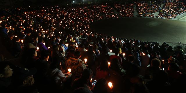 진도 여객선 침몰 참사로 단원고 2학년생 240여명의 생사가 확인되지 않고 있는 가운데 19일 경기 안산시 총산로 화랑유적지에 모인 단원고 학생들과 시민 등 1,200여명이 실종자들의 생환을 기원하는 촛불집회를 갖고 있다. 안산=뉴시스