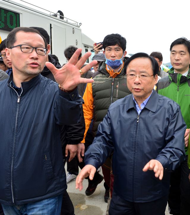 여객선 세월호 침몰 사고가 발생한 지 7일째인 22일 이주영(오른쪽) 해양수산부 장관이 수행원들과 함께 실종자 가족이 모여있는 전남 진도군 임회면 팽목항을 돌아보고 있다. 2014.04.22. hgryu77@newsis.com <저작권자ⓒ 공감언론 뉴시스통신사. 무단전재-재배포 금지.>