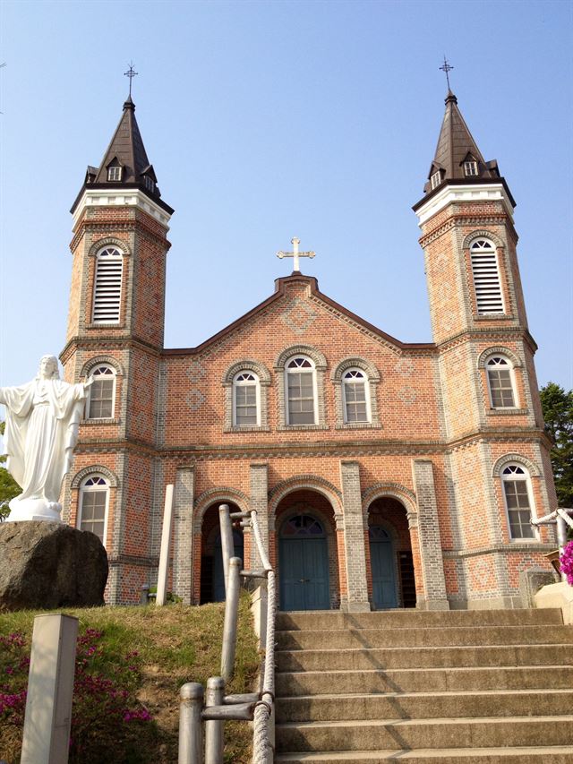 (당진=연합뉴스) 공병설 기자 = 내포 지역의 첫 성당이자 충청도 천주교회의 모본당인 충남 당진의 합덕성당(주임신부 김성태). 1890년 주임신부 파견으로 설립됐으며 지금 건물은 1929년 완공됐다. 양관(洋館)으로 불렸던 이 성당은 종탑이 쌍탑으로 지어진 게 특징이다. 2014.4.24 kong@yna.co.kr/2014-04-24 10:46:31/<저작권자 ⓒ 1980-2014 ㈜연합뉴스. 무단 전재 재배포 금지.>