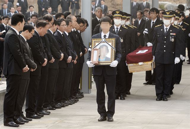 환갑 기념 여행을 떠났다가 희생된 인천 용유초등학교 동창 7명의 운구 행렬이 25일 오전 인천 국제성모병원을 빠져나오고 있다. 인천=연합뉴스