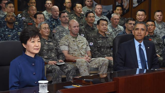 박근혜 대통령과 버락 오바마 미국 대통령이 26일 오전 서울 용산 한미연합사령부에서 연합방위태세에 대한 현황을 보고받고 있다. 한미 양국 정상이 함께 연합사를 방문한 것은 1978년 연합사 창설 이래 처음이다. /청와대사진기자단