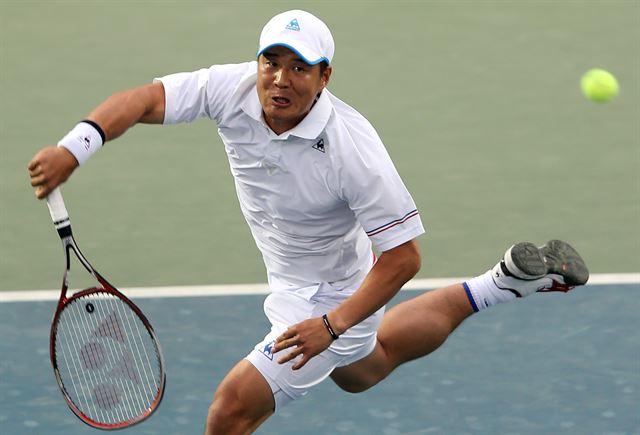 이형택(38)이 26일 서울 송파구 올림픽공원 테니스코트에서 열린 국제테니스연맹(ITF) 르꼬끄 스포르티브 서울오픈 국제남자 1차 퓨처스대회 엔히크 쿠나(브라질)-대니얼 응우엔(미국)과의 복식 결승에서 상대 공격을 받아내고 있다. 이형택은 열 다섯 살 아래 후배 임용규(23)와 호흡을 맞춰 우승을 차지했다. 연합뉴스