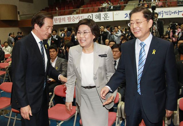 새누리당 서울시장 예비후보인 정몽준(왼쪽부터) 의원, 이혜훈 최고위원, 김황식 전 국무초일가 9일 서울 중구구민회관에서 열린 2차 정책토론회에서 선전을 다짐하며 손을 맞잡고 있다. 오대근기자 inliner@hk.co.kr /2014-05-09(한국일보)