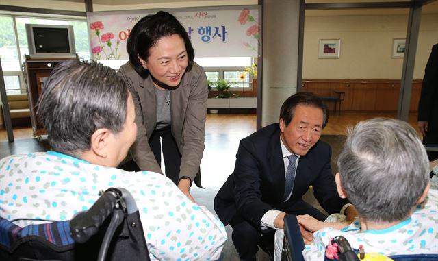 (서울=연합뉴스) 홍해인 기자 = 정몽준 새누리당 서울시장 예비 후보와 부인 김영명 씨가 8일 오전 서울 성동구 동부노인전문요양센터를 찾아 어르신들께 인사하고 있다. 2014.5.8 hihong@yna.co.kr/2014-05-08 10:22:31/ <저작권자 ⓒ 1980-2014 ㈜연합뉴스. 무단 전재 재배포 금지.>