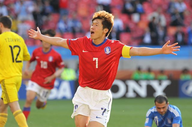 한국 축구의 '영원한 캡틴' 박지성이 14일 은퇴를 공식 선언했다. 누구 보다도 화려한 선수시절을 보낸 박지성의 활약상을 되돌아 본다. 사진은 2010 6월 12일 남아공월드컵 그리스전에서 승리를 확정짓는 골을 넣고 환호하는 모습. 연합뉴스