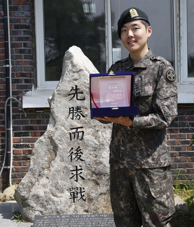 (서울=연합뉴스) 미국이 지난달 25일 한미 정상회담 때 대한제국 국새를 우리에게 반환하는데 단초를 제공한 육군 제20기계화보병사단 예하 청룡대대 석기찬 일병. 육군 측은 14일 "2010년 3월 당시 미국에서 유학 중이던 석 일병이 'KOREA SEAL(국쇄)'이라는 기록과 관련 사진을 '문화재제자리찾기' 로 보내 반환으로까지 이어졌다"고 밝혔다. 2014. 5. 14. << 통일외교팀 기사 참조, 국방부 제공 >> photo@yna.co.kr/2014-05-14 16:12:33/ <저작권자 ⓒ 1980-2014 ㈜연합뉴스. 무단 전재 재배포 금지.>