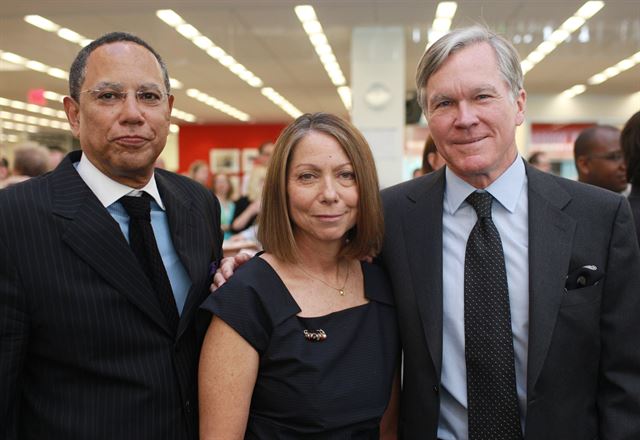 [PAP20110603012601034] In this photo released by The New York Times, Thursday, June 2, 2011, are newly-appointed managing editor Dean Baquet, left, newly-appointed executive editor Jill Abramson, center, and Bill Keller, who is stepping aside as executive editor, in New York. Keller, who presided over the newsroom during a time of enormous change within the industry, will stay on as a full-time writer for The New York Times Magazine and the newspaper's Sunday opinion and news section, the Times announced Thursday. Abramson, who will take her position Sept. 6, will become the first woman to hold the newspaper's top editing post. Baquet, now an assistant managing editor and Washington bureau chief at the paper, will succeed Abramson as managing editor. (AP Photo/The New York Times, Fred R. Conrad) NO SALES 여성으로는 처음 뉴욕타임스(NYT) 편집인이 될 질 에이브람슨(가운데)이 자신과 경쟁한 딘 바케트(왼쪽), 전 편집인 빌 켈러와 함꼐 나란히 섰다. 바케트는 에이브람이 맡고 있던 편집국장에 임명됐다.