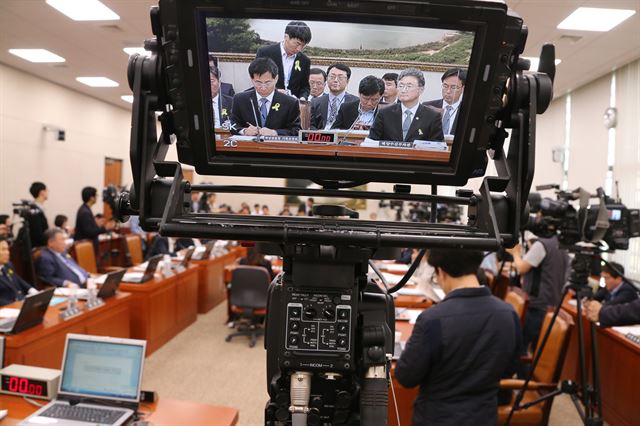 16일 국회에서 열린 농림축산식품해양수산위원회에서 여야의원들이 의사진행발언을 하고 있다. 이날 전체회의는 세월호 참사와 관련해 해양수산부와 해양경찰청으로부터 현안보고를 받으려 했으나 이주영 해수부 장관과 김석균 해경청장이 불참해 파행했다. 연합뉴스