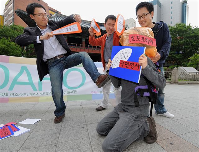 지난 2009년 5월 17일 한국게이인권운동단체인 '친구사이'가 서울 종로 보신각 앞에서 개최한 국제 동성애자 혐오 반대의 날 기념 캠페인에서 차별에 고통받는 성소수자의 모습을 퍼포먼스로 표현하고 있다. 한국일보 자료사진