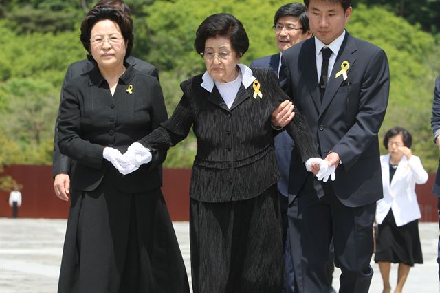 고(故) 김대중 전 대통령 부인인 이희호(김대중평화센터 이사장) 여사가 16일 오후 경남 김해시 진영읍 봉하마을을 찾아 노 전 대통령 묘역을 참배한 뒤 이동하고 있다. <연합뉴스>