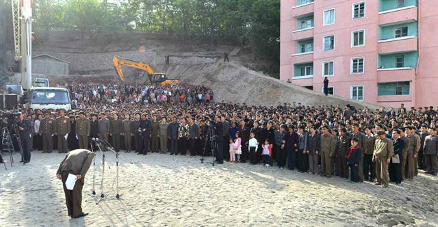 북한 평양의 평천구역 내 고층아파트가 붕괴돼 대규모 인명 피해가 발생한 것으로 알려진 가운데 책임자로 추정되는 간부가 주민들 앞에서 머리 숙여 사과하고 있는 사진을 노동신문이 18일 공개했다. 연합뉴스