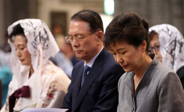 19일 대국민담화를 발표하는 박근혜 대통령이 하루 전인 18일 서울 명동성당에서 열린 '세월호 희생자와 유가족을 위한 미사'에 참석, 기도하고 있다. <연합뉴스>