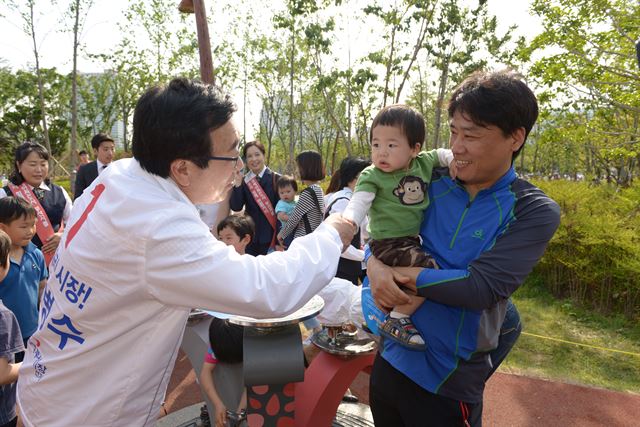 서병수(왼쪽) 새누리당 부산시장 후보가 18일 부산시민공원에서 문화정책을 발표한 뒤 공원에 나온 시민들과 인사하고 있다. 서병수 후보 캠프 제공