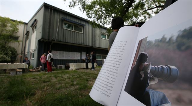 18일 오전 기독교복음침례회(구원파)가 언론에 공개한 경기도 안성 금수원의 내부 모습. 유병언 전 세모그룹 회장은 사진 스튜디오가 설치된 건물의 창문을 통해 4년 동안 사진을 찍은 것으로 전해졌다. 안성=류효진기자 jsknight@hk.co.kr