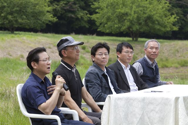 18일 경기 안성 금수원 내부를 언론에 공개한 기독교복음침례호 관계자들이 기자회견을 열고 취재진의 질문에 답하고 있다. 안성=류효진기자 jsknight@hk.co.kr