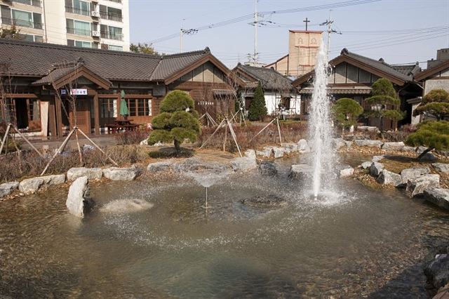 군산시가 근대문화 체험을 위해 일본식 가옥을 개량한 게스트하우스 '고우당' 전경. 이 일대는 주말은 물론 평일에도 관광객들이 몰려 거리가 활기를 띠고 있다. 군산시 제공