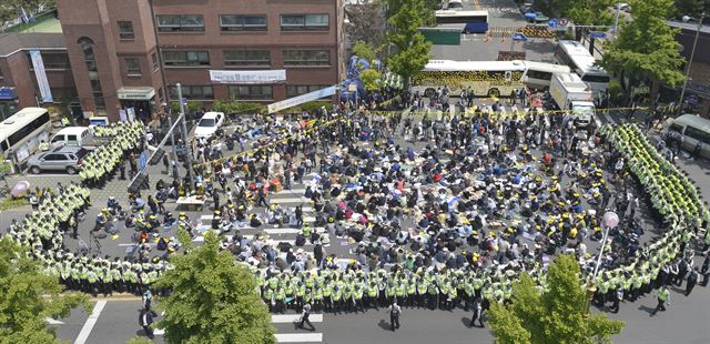 세월호 희생자 유가족들이 9일 오후 청와대 입구에 위치한 서울 종로구 청운효자동주민센터 앞에서 박근혜 대통령과의 면담을 요구하고 있다. <뉴시스>