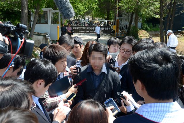 검찰이 '세월호 실소유주 비리'를 수사중인 14일 오후 경기 안성시 삼죽면 금수원 앞에서 사무국 홍보직원이 기자회견을 하고 있다.