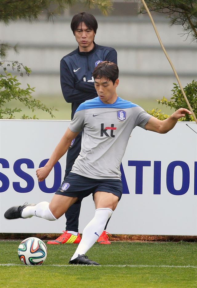 (파주=연합뉴스) 이지은 기자 = 2014년 브라질 월드컵 본선에 나서는 한국 축구 대표팀의 홍명보 감독이 12일 오후 경기도 파주 NFC(대표팀 트레이닝센터)에서 열린 첫 소집 훈련에서 박주영을 지켜보고 있다. 대표팀은 이날 소집을 시작으로 30일 전지훈련지인 미국 플로리다주 마이애미로 출국할 때까지 파주에서 월드컵 대비 훈련을 이어간다.