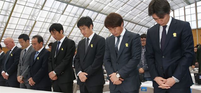 홍명보(맨 오른쪽)축구 국가대표팀 감독과 코치진이 8일 파주 대표팀 트레이닝센터에서 브라질 월드컵에 출전할 23명의 태극전사 명단을 발표하기에 앞서 세월호 침몰 희생자들을 애도하는 묵념을 하고 있다. 연합뉴스