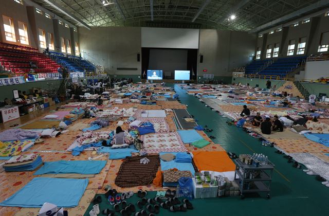 세월호 참사 34일째인 19일 오전 전남 진도군 진도 실내체육관에서 실종자 가족 등이 박근혜 대통령의 대국민담화를 TV로 시청하고 있다. 진도=연합뉴스