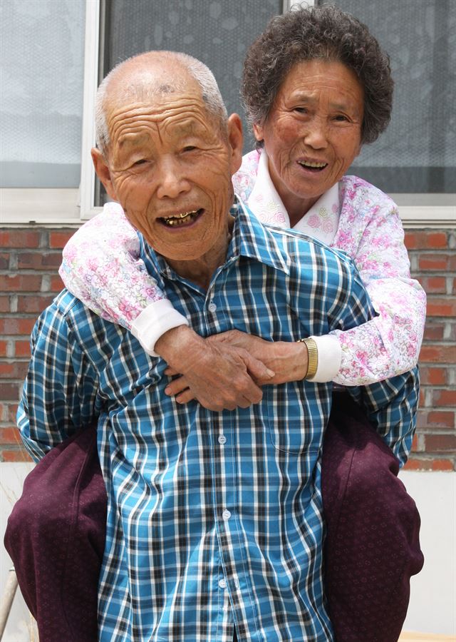 남편 차상육씨가 부인 이복례씨를 업었다. 차씨는 "평생 믿고 따라 준 할멈이 고마워 가끔 업고 다닌다. 할멈을 등에 업으면 따스한 체온과 사랑이 전해져 옴을 느낀다"며 환하게 웃었다. 옥천군 제공