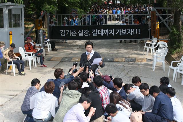 유병언 전 세모그룹 회장이 금수원을 이미 빠져나간 것으로 보이는 가운데 조계웅 기독교복음침례회 홍보담당이 20일 오후 경기도 안성 보개면 금수원 정문에서 기자회견을 하고 있다. 연합뉴스