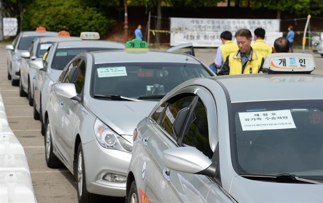 세월호 침몰 사고 지난 7일 오전 경기 안산 합동분향소에 유가족 무료 수송 택시가 줄지어 기다리고 있다. 안산=홍인기기자 hongik@hk.co.kr