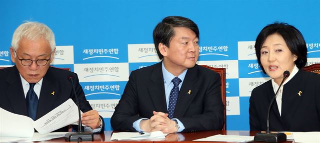 김한길(왼쪽부터), 안철수 새정치민주연합 공동대표, 박영선 원내대표가 21일 국회에서 열린 전국 시도당위원장 연석회의에서 대화하고 있다. 연합뉴스