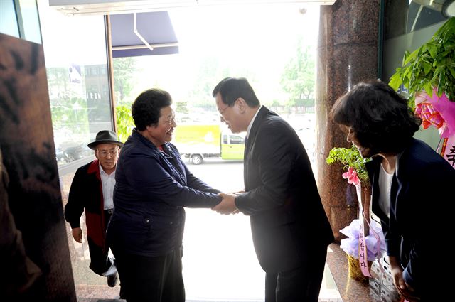 새누리당 이은권 후보는 유권자들에게 "구민들이 잘 살아야 세금을 걷을 수 있고 그래야 발전할 수 있다"며 "돈이 아깝다고 투자를 하지 않으면 발전할 수 없다"는 논리를 폈다. 이은권 후보 캠프 제공