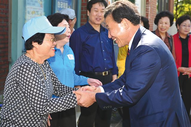 새정치연합 박용갑 후보는 유권자들에게 "구민의 위임을 받아 살림하는 구청장이라면 이 돈을 들였을 때 구민에게 도움이 될까를 먼저 판단해야 한다"며 "작은 정부를 만들어 혜택이 구민에게 돌아갈 수 있도록 해야 한다"고 목소리를 높였다. 박용갑 후보 캠프 제공