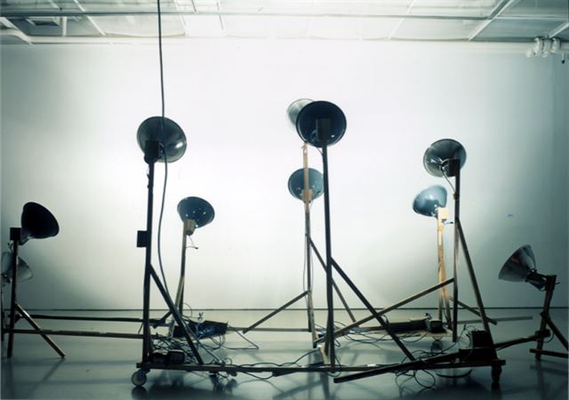 ‘당신의 밝은 미래’(2002). 가변크기. 조명, 나무, 전구.