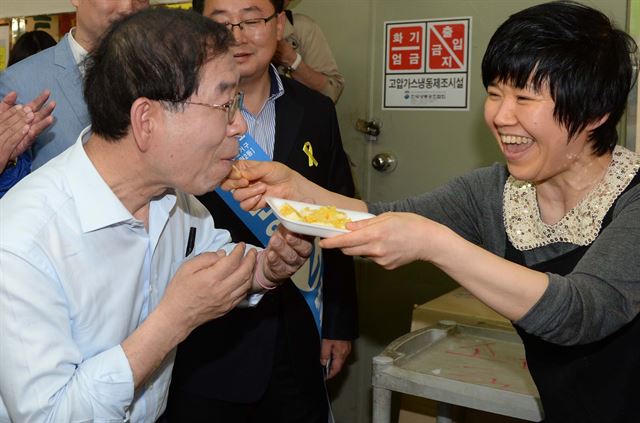 박원순 새정치민주연합 서울시장 후보가 22일 강남구 대치동 은마상가를 방문해 상인이 주는 음식을 받아 먹고 있다. 왕태석기자 kingwang@hk.co.kr