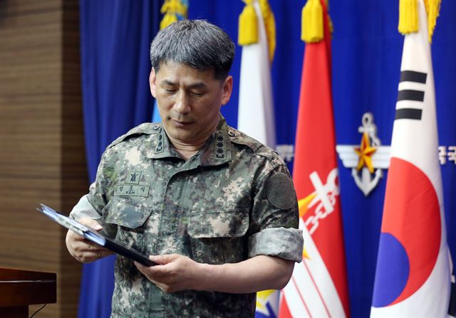 22일 용산 국방부에서 엄효식 합참 공보실장이 북한의 연평도 우리 함정 인근 포격과 관련해 브리핑 마치고 퇴장하고 있다. 연합뉴스