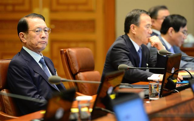 김기춘 비서실장이 22일 대통령 주재 수석비서관회의가 열리기 직전 굳은 표정으로 앉아 있다. 청와대사진기자단