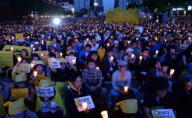 이 시대의 대중은 계급과 계층, 세대를 초월하는 점이 특징이다. 사진은 지난 17일 서울 청계광장에서 열린 ‘세월호 참사 추모 5ㆍ17 범국민 촛불행동’에 참여한 시민들. 뉴시스