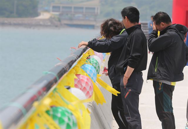 23일 전남 진도군 팽목항 방파제 앞에서 세월호 실종자 가족들이 아직 돌아오지 않은 가족을 기다리며 눈물 흘리고 있다. 진도=연합뉴스