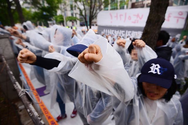 세월호 실소유주 유병언(73) 전 세모그룹 회장 부자에 대한 현상 수배가 내려진 가운데 검찰이 유 회장의 도피를 도운 혐의로 기독교복음침례회(구원파) 신도를 체포해 조사하고 있는 것으로 알려진 25일 오후 인천지방검찰청 앞에서 신도들이 항의 집회를 하고 있다. 뉴시스