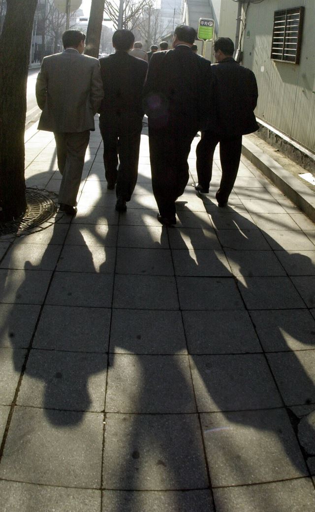 규제가 있는 곳 어디서든 관료와 후원자의 유착관계가 발생하기 마련이다. 한국일보 사진DB