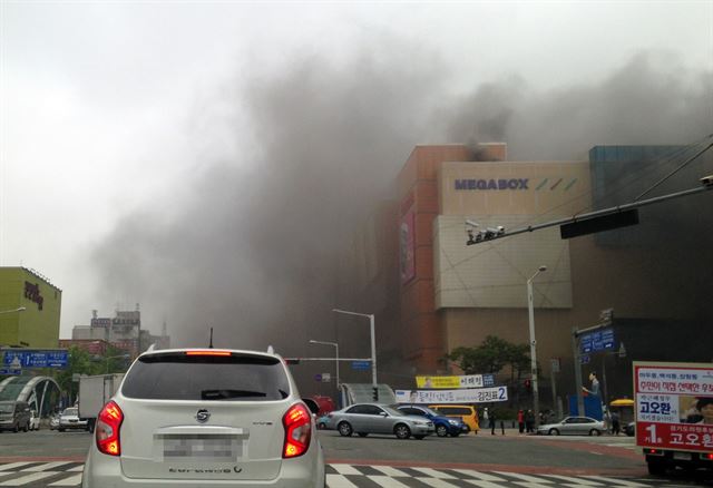 26일 오전 경기도 고양시 일산동구 고양시외버스종합터미널에서 불이 났다. 사진은 인근에서 바라본 모습으로 검은 연기가 가득하다. 연합뉴스