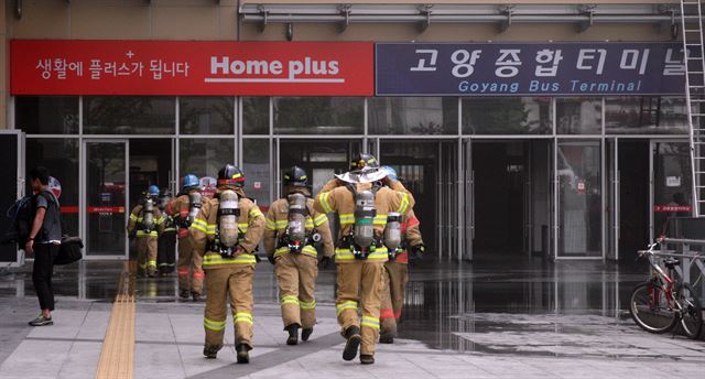 26일 오전 경기도 고양시 일산동구 고양시외버스종합터미널 창고에서 불이 나 소방관들이 현장으로 진입하고 있다. 연합뉴스