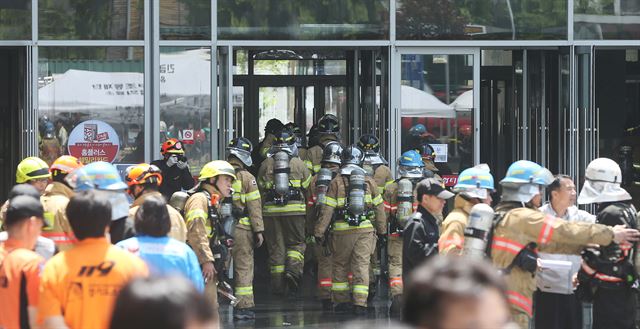 26일 오전 경기도 고양시 일산동구 고양시외버스종합터미널 창고에서 불이 나 소방관들이 현장으로 진입하고 있다.