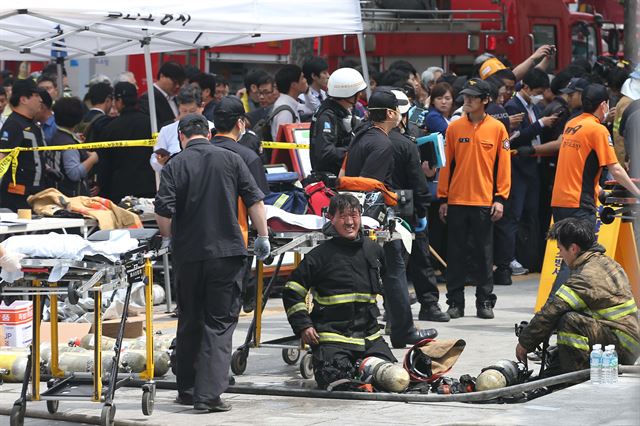 26일 오전 경기도 고양시 일산동구 고양종합터미널 화재 현장에서 소방대원들이 구조작업을 위해 분주하게 움직이고 있다. 연합뉴스