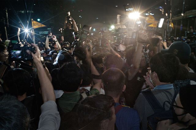 서울 종로 보신각 주변에서 벌어진 경찰 채증조와 시민, 사진기자들 간의 '카메라 전투장면'이다.