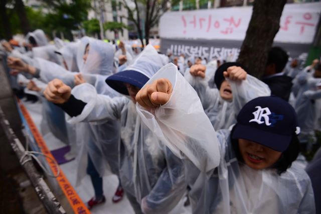 세월호 실소유주 유병언(73) 전 세모그룹 회장 부자에 대한 현상 수배가 내려진 가운데 검찰이 유 회장의 도피를 도운 혐의로 기독교복음침례회(구원파) 신도를 체포해 조사하고 있는 것으로 알려진 25일 오후 인천지방검찰청 앞에서 신도들이 항의 집회를 벌이고 있다. 인천=뉴시스